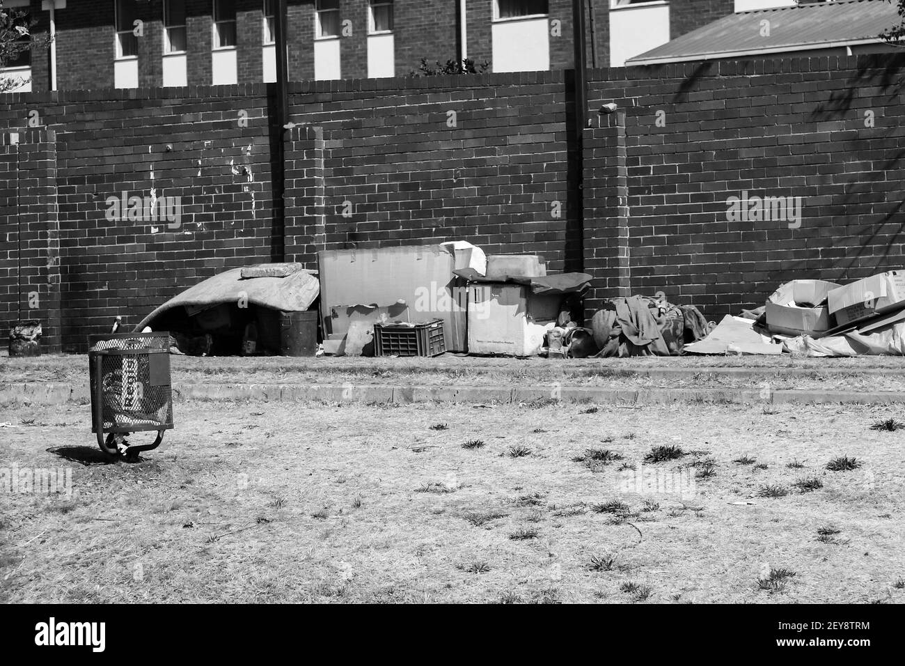 JOHANNESBURG, SÜDAFRIKA - 05. Januar 2021: Johannesburg, Südafrika, 11. September 2011, Obdachlose leben auf den Straßen von Soweto in behelfsmäßigen cardb Stockfoto