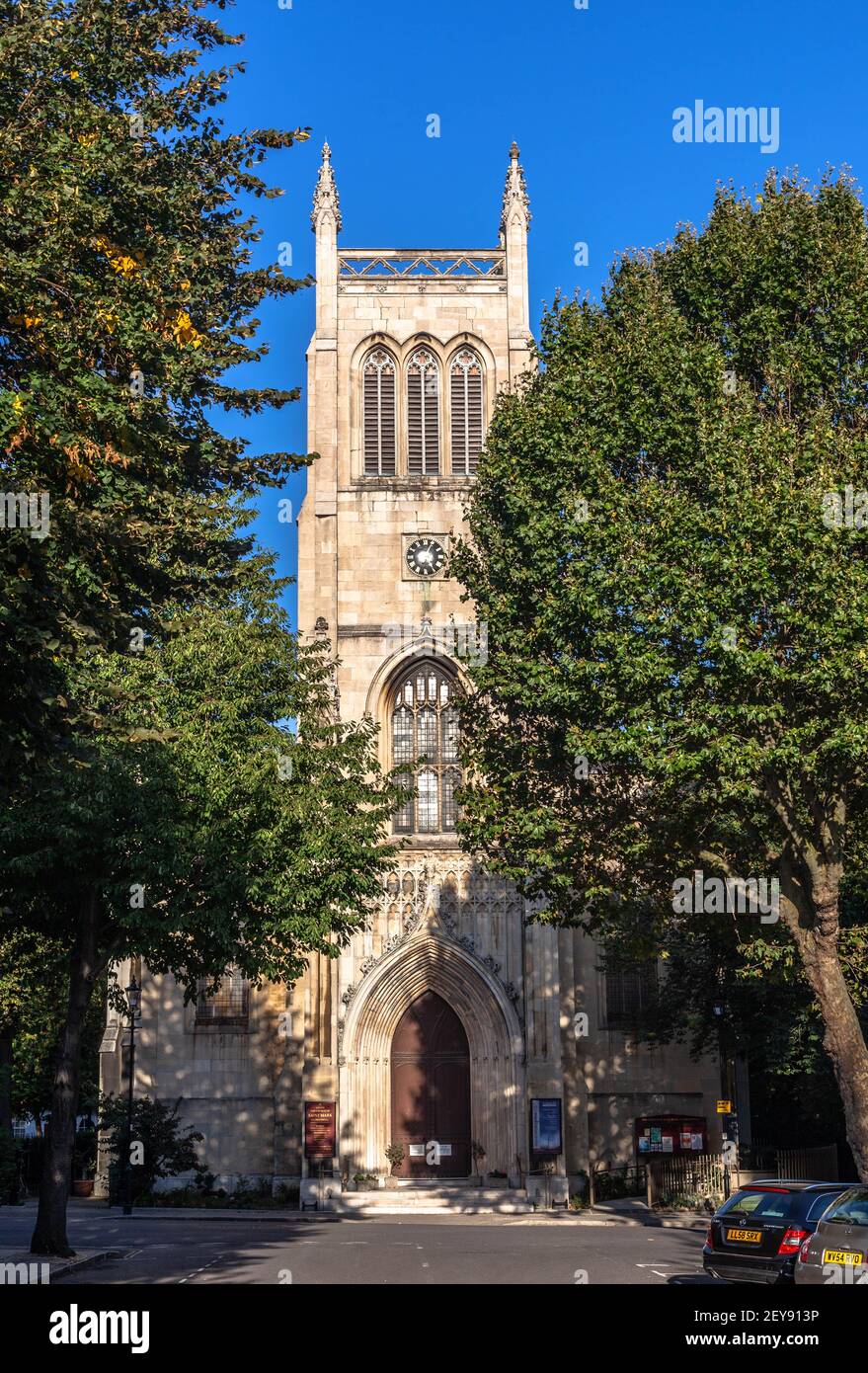Vorderansicht der St. Mark's Church im Sommer, Myddelton Square, Clerkenwell, London EC1R, England, VEREINIGTES KÖNIGREICH. Stockfoto