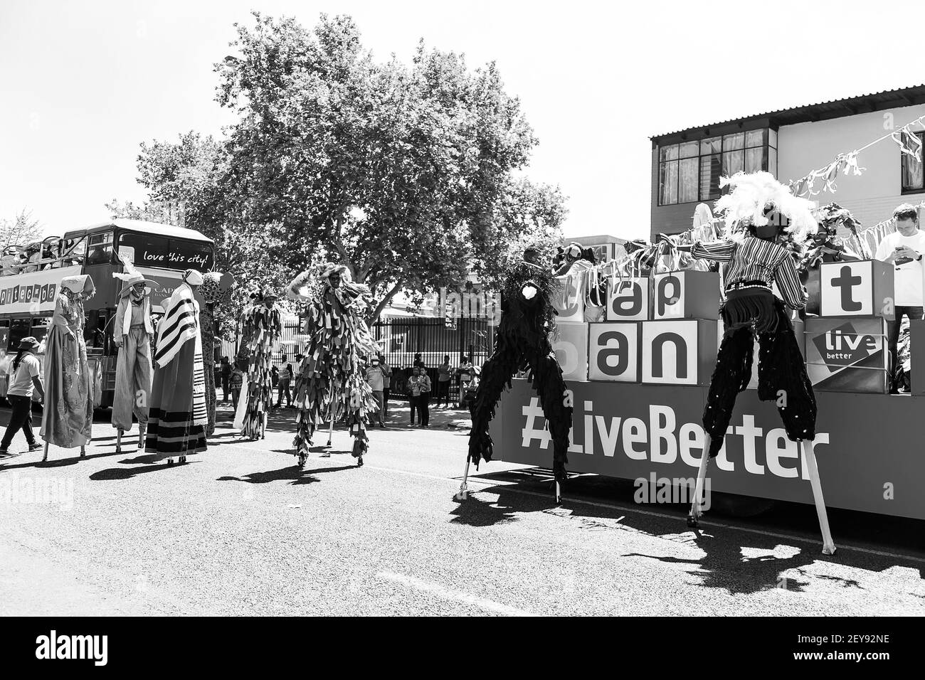 JOHANNESBURG, SÜDAFRIKA - 05. Jan 2021: Pretoria, Südafrika - 24 2016. September: Festwagen und Kostümen beim Gauteng Karneval in Prt Stockfoto