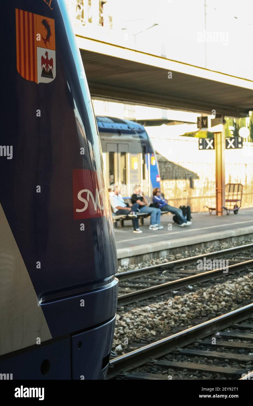 TOULON, FRANKREICH - 29. SEPTEMBER 2006: Emu Regionalzug TER Paca mit dem Logo der SNCF Französische Eisenbahnen auf einem Bahnsteig des Bahnhofs Toulon, mit blu Stockfoto