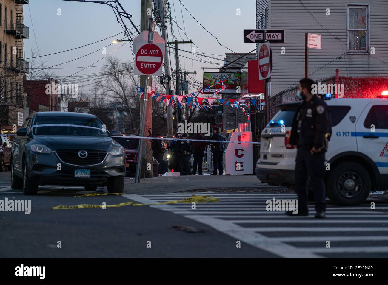 Bronx, Usa. März 2021, 05th. Detektive untersuchen eine mögliche tödliche Schießerei in einer Bronx-Bodega. (Foto: Steve Sanchez/Pacific Press) Quelle: Pacific Press Media Production Corp./Alamy Live News Stockfoto