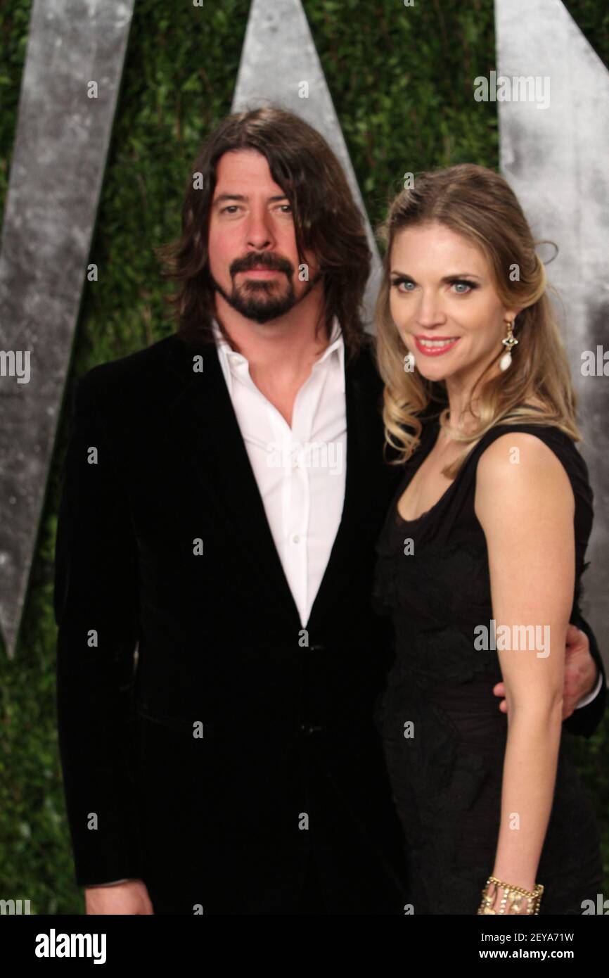 Dave Grohl und seine Frau Jennifer Youngblood - 24. Feb 2013 - Los Angeles,  CA - 2013 Vanity Fair Oscar Party im Sunset Tower Hotel in Los Angeles, CA.  Foto: Soul Brother/Sipa USA Stockfotografie - Alamy
