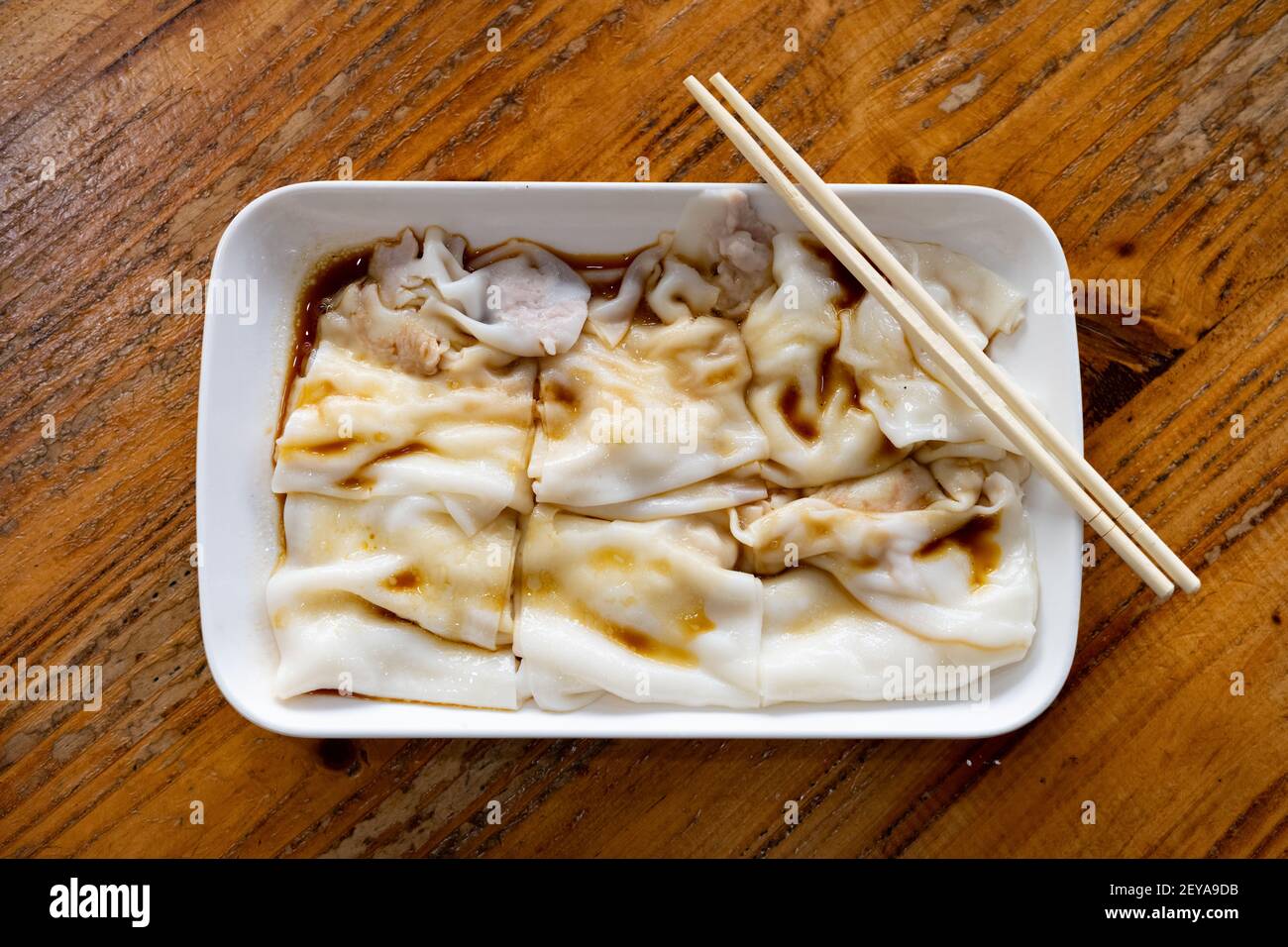 Blick von oben traditionelle kantonesische Küche mit Cheong-Spaß oder Reis Noodle rollt horizontale Zusammensetzung Stockfoto