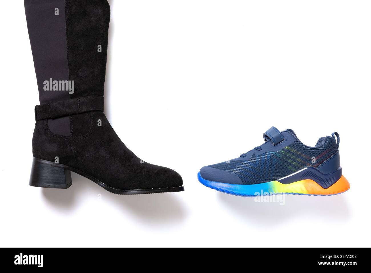 Schwarzer Schuh für Mama und blauer Schuh für Mama Weiß als Filiationskonzept Stockfoto