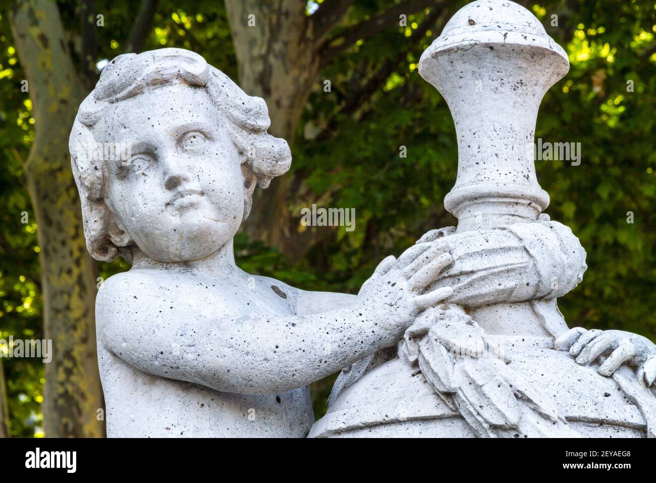 Madrid Spanien Spanish Paseo del Prado historischen Boulevard von Bäumen gesäumte Promenade Ziergarten Statue Skulptur Kind Stockfoto