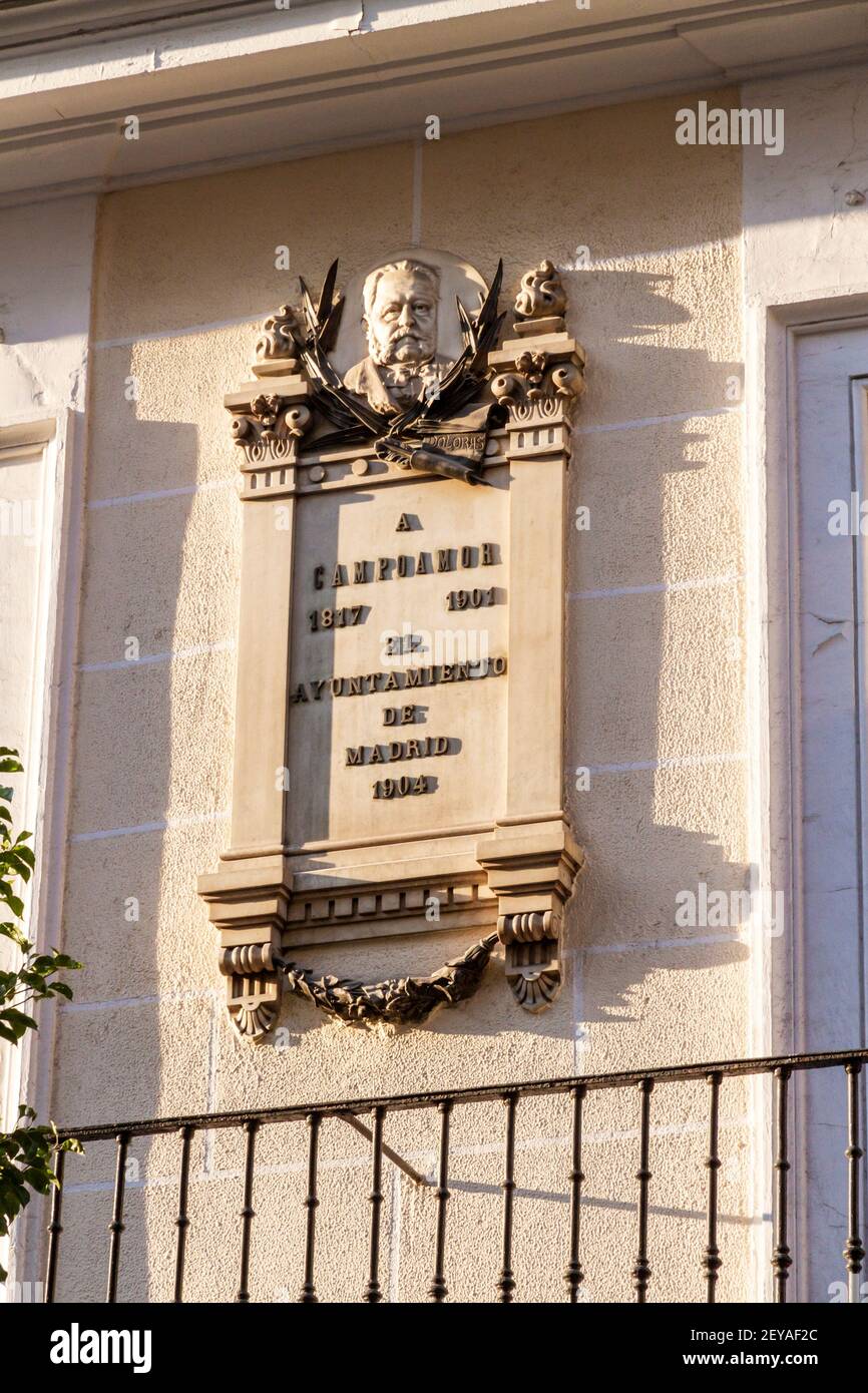 Madrid Spanien Spanisch Recoletos Salamanca Gebäude außen Gedenkplatte Dichter Ramon de Campoamor Stockfoto