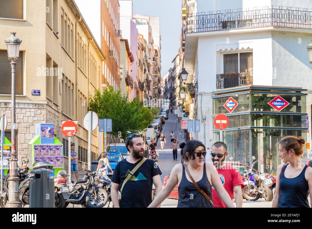 Madrid Spanien Spanish Centro District Lavapies historisches Viertel plaza Lavapies U-Bahn-Station bergauf Straßenszene Hispanic Mann Frau Paare Freund Stockfoto