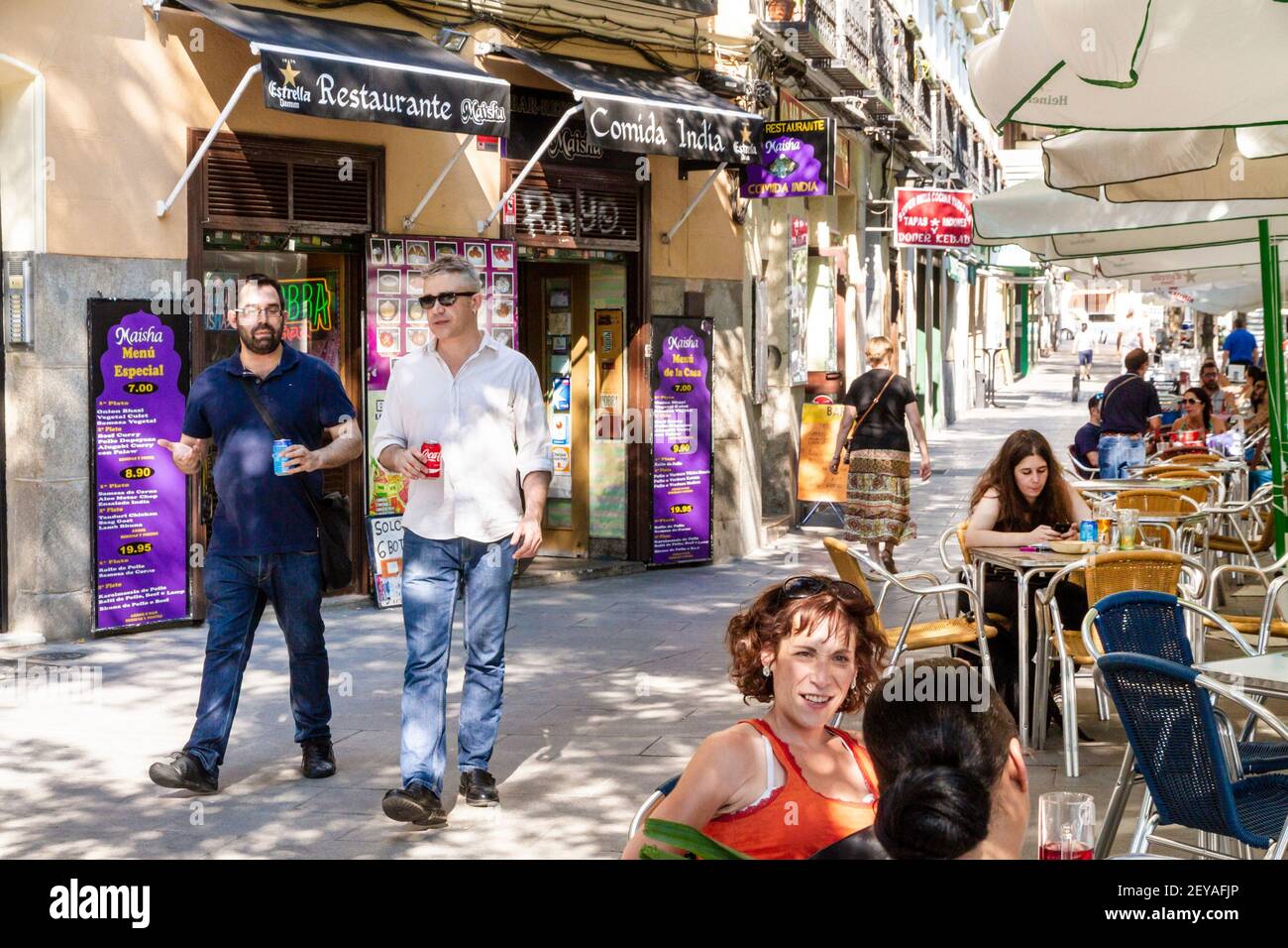 Madrid Spanien Spanisches Centro Viertel Lavapies historisches Zentrum Calle de Argumosa Maisha Nachbarschaft Restaurant Cafe indische Küche Alfresco Dining Mann Stockfoto