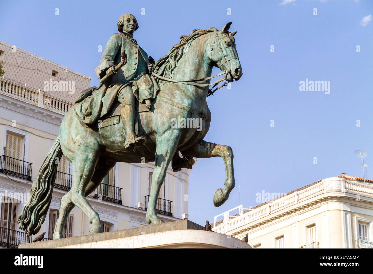 Madrid Spanien Spanish Centro District historisches Zentrum Puerta del Sol plaza öffentlichen Platz Wahrzeichen Bronze Reiterstatue König Carlos III Karl III Stockfoto