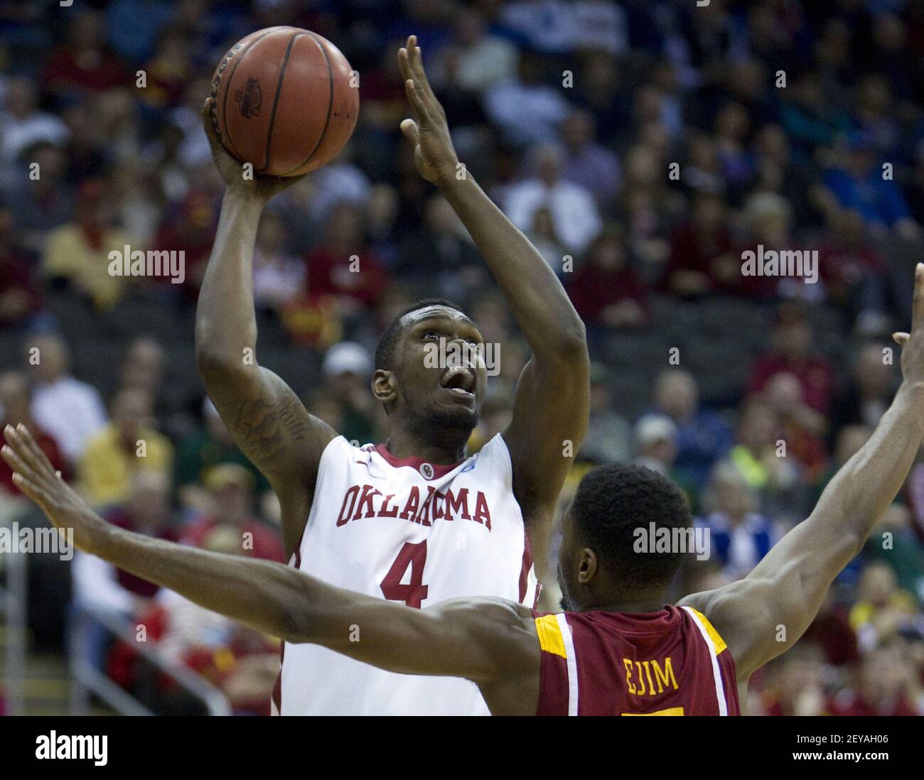 Oklahoma Sooners Forward Andrew Fitzgerald (4) schießt über ...