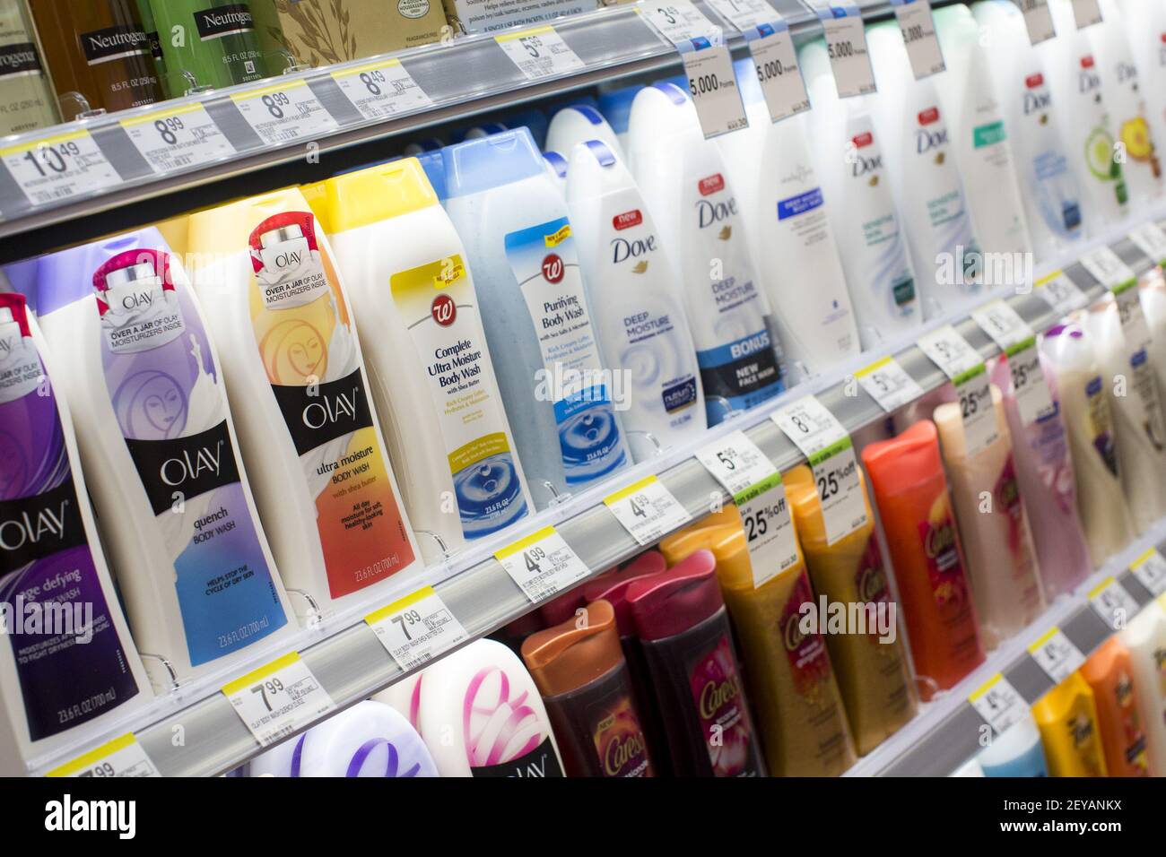 Am 20. März 2013 wird im neuen Flagship-Store Walgreens Well Experience in der Innenstadt von Washington, D.C. eine Feuchtigkeitslotion ausgestellt. Der Laden, einer von nur einer Handvoll im Land, verfügt über eine Kaffeebar / Smoothie Bar, frische Lebensmittel, gefrorenen Joghurt Stand, eine Nagelbar sowie eine ganze Etage für Kosmetik gewidmet. (Foto von Kristoffer Tripplaar/ Sipa USA) Stockfoto