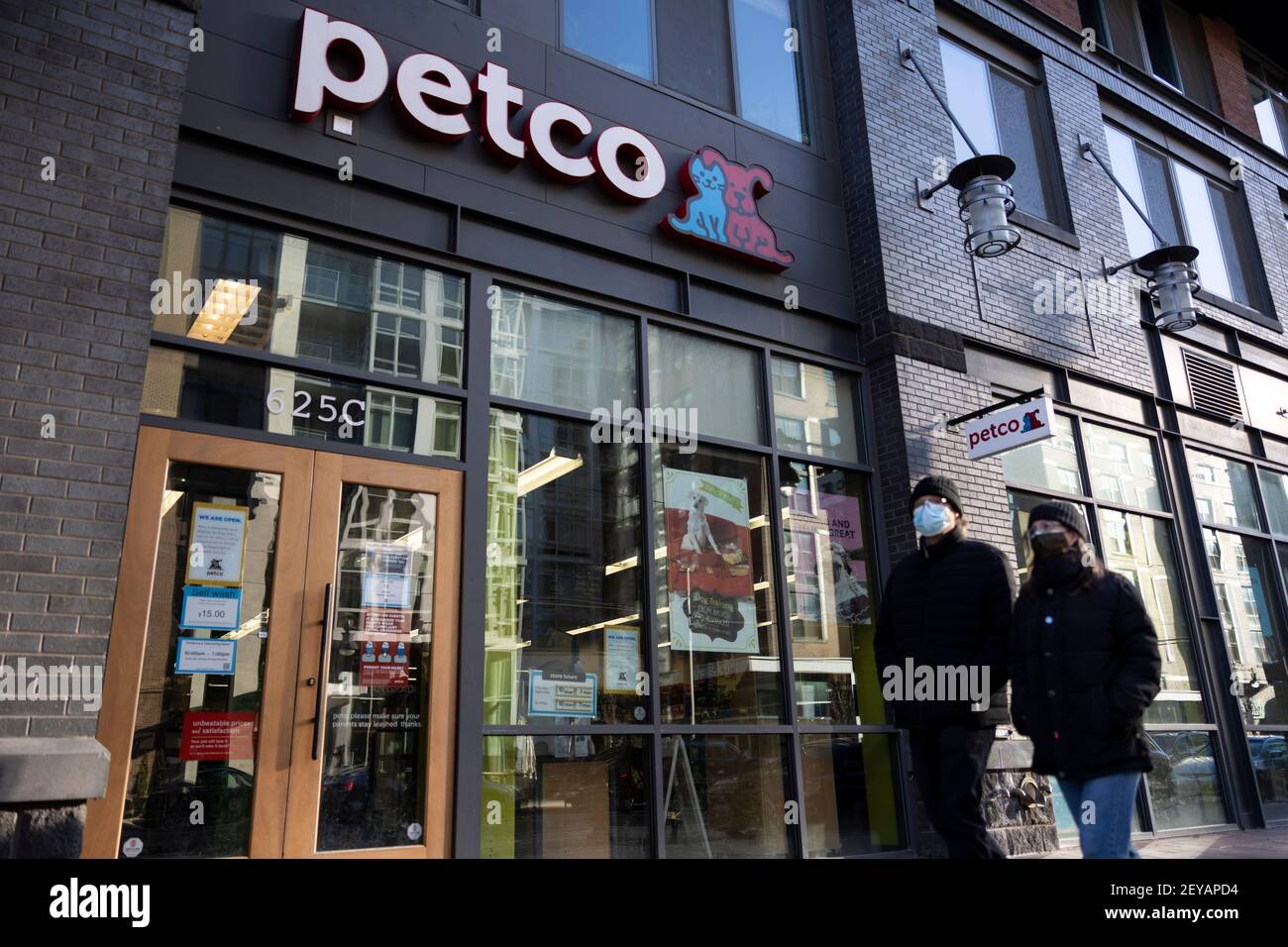 Washington, USA. März 2021, 5th. Die Menschen gehen an einem Heimtierbedarf-Geschäft in Washington, DC, USA, vorbei, 5. März 2021. US-Arbeitgeber hinzugefügt 379.000 Arbeitsplätze im Februar, mit der Arbeitslosenquote wenig verändert bei 6,2 Prozent, berichtete das Arbeitsministerium am Freitag. Im Februar traten die meisten Arbeitsgewinne in der Freizeit und im Gastgewerbe auf, mit kleineren Gewinnen in der temporären Hilfe, im Gesundheitswesen und in der Sozialhilfe, im Einzelhandel und in der Fertigung, laut dem monatlichen Bericht, der vom Büro für Arbeitsstatistik der Abteilung veröffentlicht wurde. Kredit: Ting Shen/Xinhua/Alamy Live Nachrichten Stockfoto