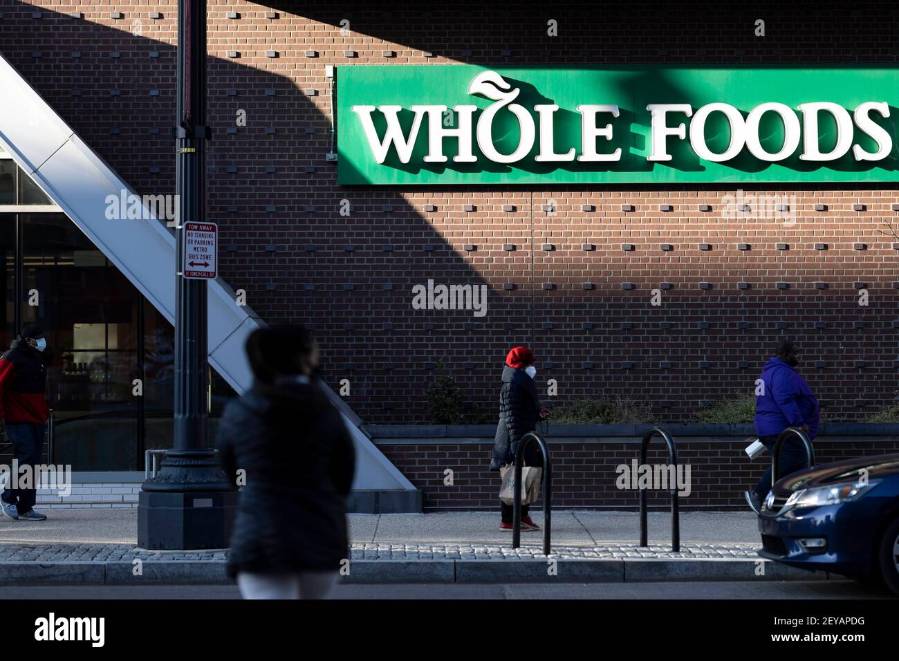 Washington, USA. März 2021, 5th. Menschen gehen an einem Whole Foods Markt in Washington, DC, USA, vorbei, 5. März 2021. US-Arbeitgeber hinzugefügt 379.000 Arbeitsplätze im Februar, mit der Arbeitslosenquote wenig verändert bei 6,2 Prozent, berichtete das Arbeitsministerium am Freitag. Im Februar traten die meisten Arbeitsgewinne in der Freizeit und im Gastgewerbe auf, mit kleineren Gewinnen in der temporären Hilfe, im Gesundheitswesen und in der Sozialhilfe, im Einzelhandel und in der Fertigung, laut dem monatlichen Bericht, der vom Büro für Arbeitsstatistik der Abteilung veröffentlicht wurde. Kredit: Ting Shen/Xinhua/Alamy Live Nachrichten Stockfoto