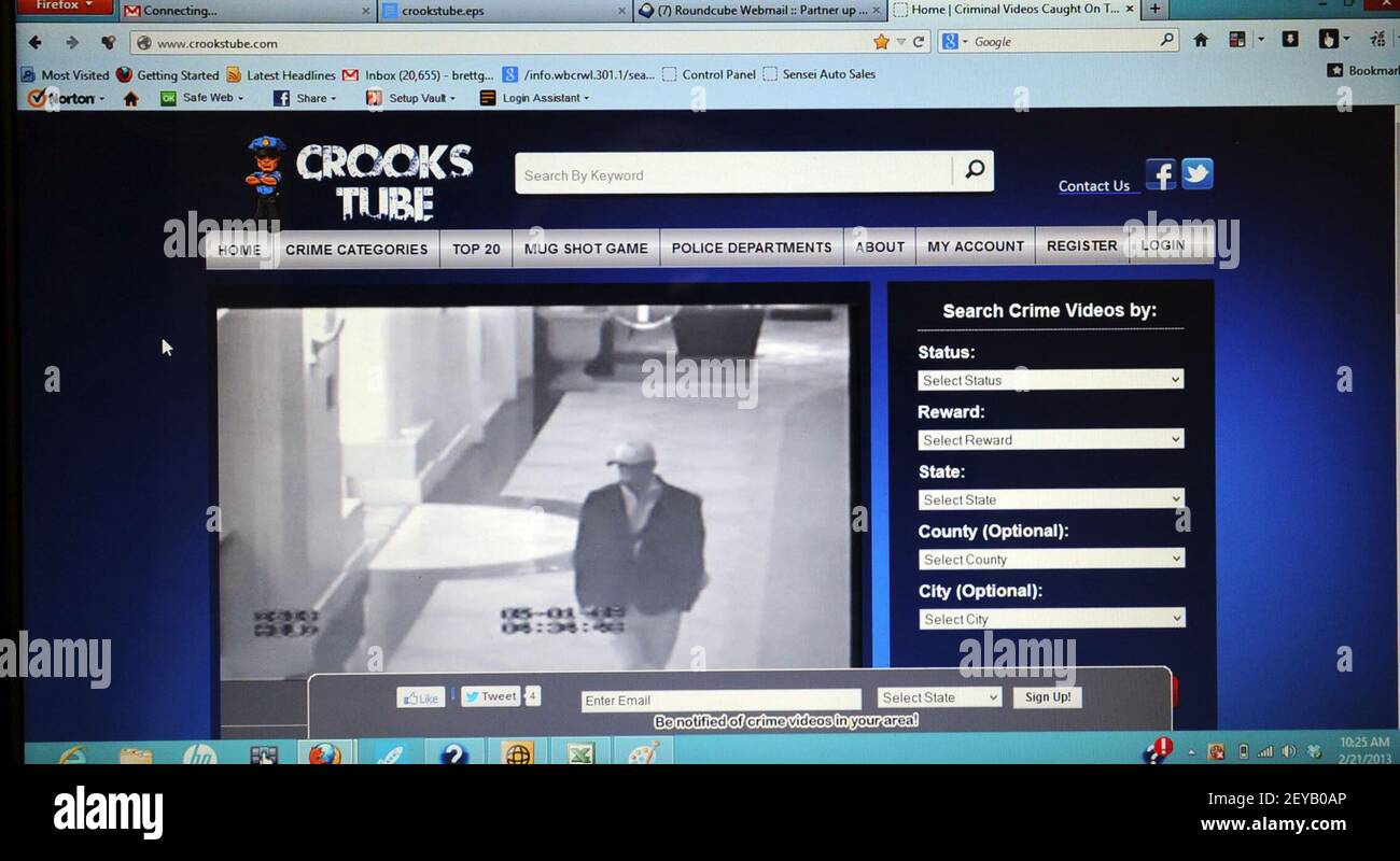 Feb 21, 2013 - Boca Raton, FL - Brett Goldstein von Boca Raton, Florida, hat Crookstube.com erstellt, eine Datenbank von Überwachungsvideos von ungelösten Verbrechen. Foto: Mark Randall/Sun Sentinel/MCT)/Sipa USA Stockfoto