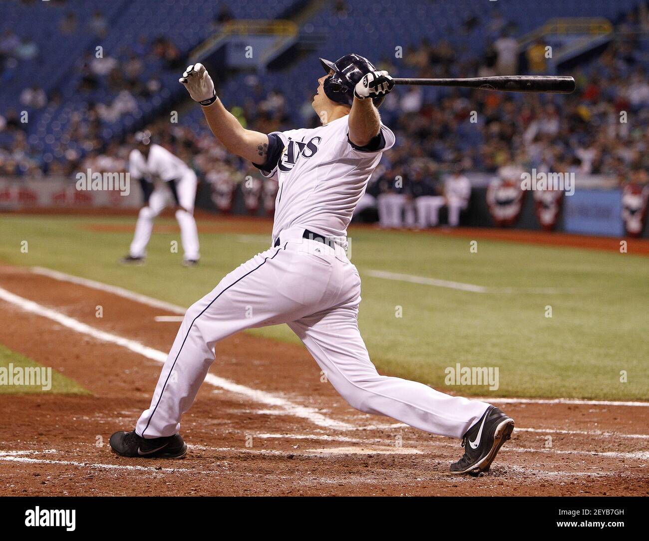 Shelley Duncan der Tampa Bay Rays beobachtet den Flug seines dreifachen Heimlaufs im sechsten Inning gegen die Baltimore Orioles am Tropicana Field in St. Petersburg, Florida, am Mittwoch, den 3. April 2013. (Foto von James Borchuck/Tampa Bay Times/MCT/Sipa USA) Stockfoto