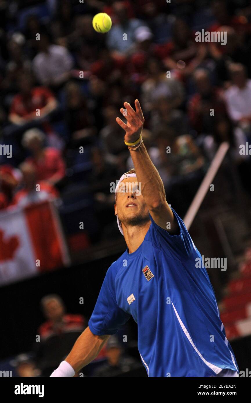 07. April 2013 â € "Vancouver, B.C., Kanada â €" Andreas Seppi, Team Italien, dient während seiner BNP Paribas Davis Cup Einzel-Spiel gegen Milos Raonic, des Teams Kanada, im Doug Mitchell Thunderbird Sports Center. (Foto von Adrian Brown/Sipa USA) Stockfoto