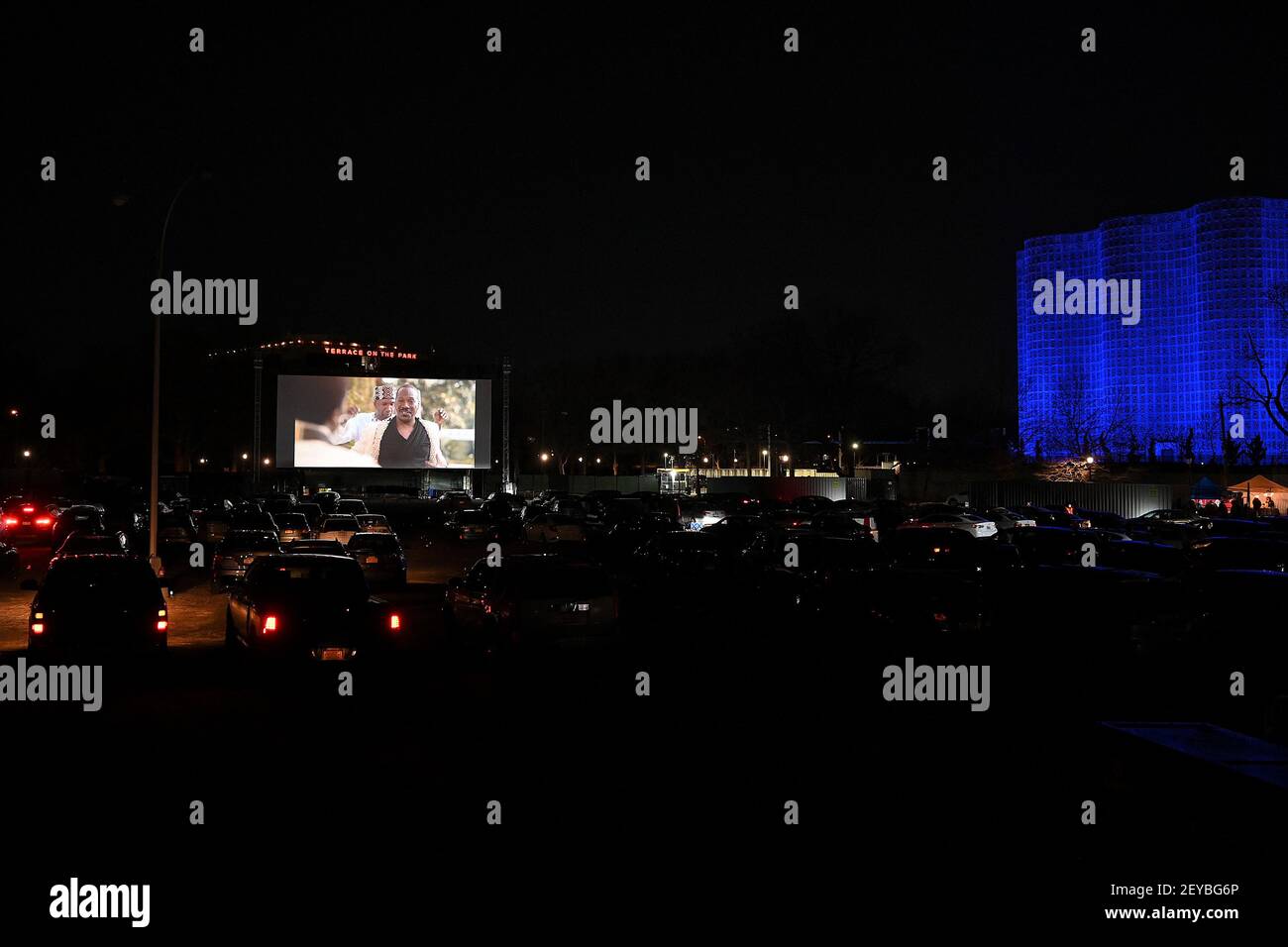 New York, USA. März 2021, 05th. Autos werden an einem Drive-in-Theater auf einem Parkplatz hinter der New York Hall of Science im Stadtteil Queens von New York City, 5. März 2021, geparkt. An dem Tag, an dem Kinos für die Öffentlichkeit wiedereröffnet, bei 25% Kapazität, Amazon zeigte "Coming 2 America", auf Amazon Prime Video Steaming-Dienste veröffentlicht. (Foto von Anthony Behar/Sipa USA) Quelle: SIPA USA/Alamy Live News Stockfoto