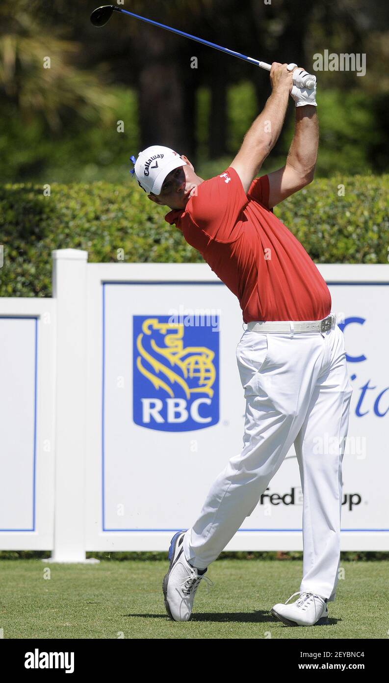 Gary Woodland schlägt am Donnerstag, den 18. April 2013, bei der ersten Runde des RBC Heritage in Harbor Town Golf Links in Sea Pines auf Hilton Head Island, South Carolina, auf Platz 1 ab. (Foto von Delayna Earley/The State/MCT/Sipa USA) Stockfoto