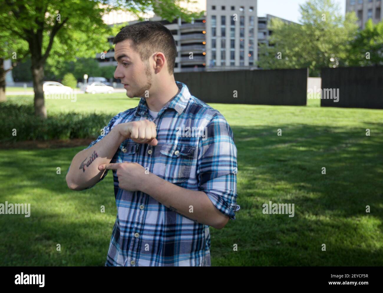 Shawn Hornbeck spricht über seine Tattoos, nachdem er am Mittwoch, 8. Mai 2013, ein Interview mit Reportern beendet hat. Hornbeck kommentierte die vermissten Frauen, die in Cleveland gefunden wurden. Shawn Hornbeck war 11 Jahre alt im Jahr 2002, als er entführt wurde, während er sein Fahrrad in Richwoods, Mo. im Jahr 2007, Polizei Untersuchung der Entführung eines anderen Jungen, William Benjamin Ownby, fand Ownby und Hornbeck in Michael John Devlin Wohnung in Kirkwood, Mo. heute, Hornbeck und seine Eltern betreiben die Shawn Hornbeck Foundation, die sich der Rettung vermisster Kinder widmet. Er absolvierte die High School in 2010 an Stockfoto