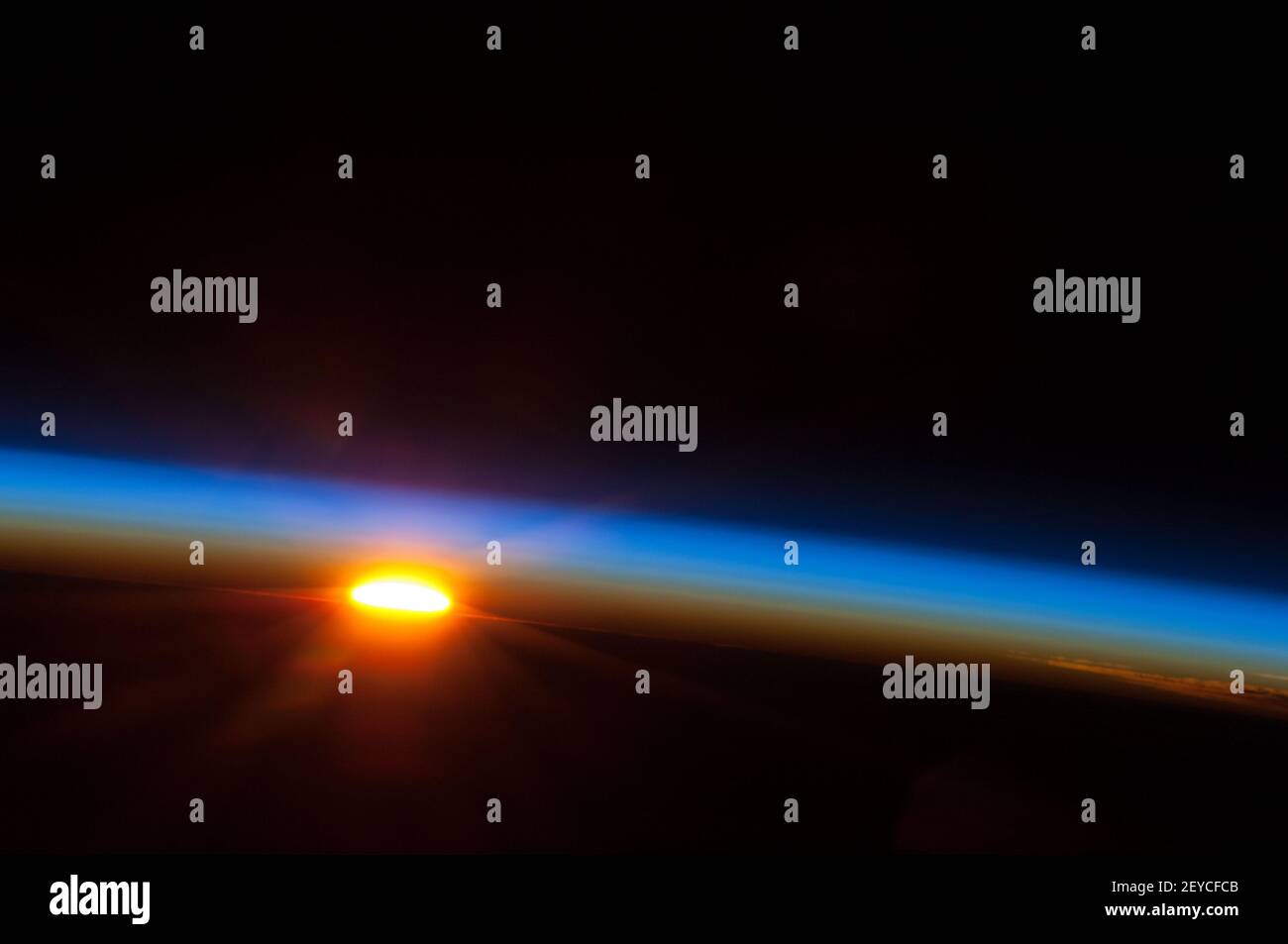 Die Sonne steht kurz vor dem Aufgehen über den Südpazifik in dieser farbenfrohen Szene, die von einem der Expedition 35-Besatzungsmitglieder an Bord der erdumkreisenden Internationalen Raumstation zwischen 4 und 5 Uhr Ortszeit, 5. Mai 2013, fotografiert wurde. Die Raumstation befand sich an einem Punkt über der Erde, der bei 27,4 Grad südlicher Breite und 110,1 Grad westlicher Länge lag, ein paar hundert Meilen östlich der Osterinsel. (Foto von NASA / Sipa USA) Stockfoto