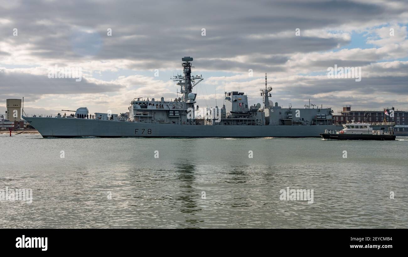 Die Royal Navy Duke Class Fregatte HMS Kent (F78), die am Nachmittag des 5th. März 2021 von Portsmouth Harbour, Großbritannien, abreist. Stockfoto