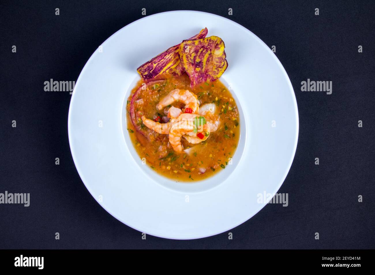 Nahaufnahme des selektiven Fokus in eine leckere Garnelen von ecuadorianischen Essen: Garnelen cebiche in einem verschwommenen Hintergrund Stockfoto