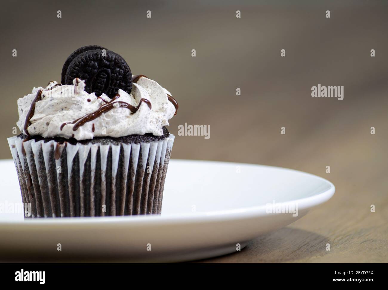 Schokoladen-Cupcake mit Oreo-Belag Stockfoto