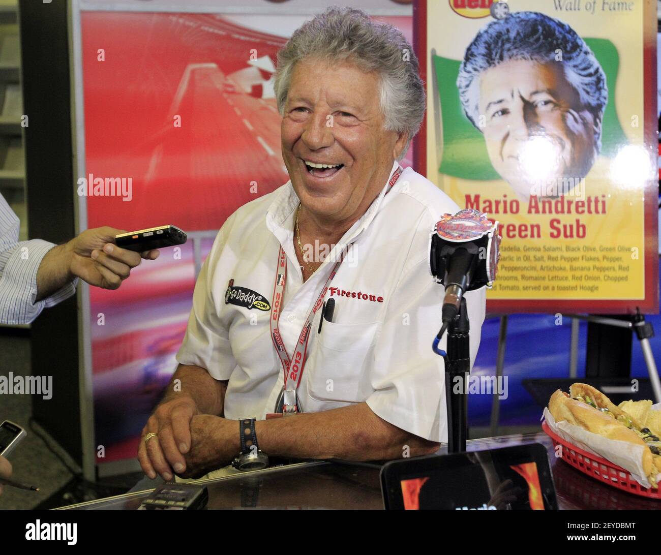 Der ehemalige Rennfahrer und Teambesitzer Mario Andretti plaudert mit Medienmitgliedern während einer Interviewsitzung vor dem IndyCar-Qualifying und den Trainingseinheiten für den Firestone 550, Freitag, 7. Juni 2013, auf dem Texas Motor Speedway in Forth Worth, Texas. (Foto von John Rhodes/Fort Worth Star-Telegram/MCT/Sipa USA) Stockfoto