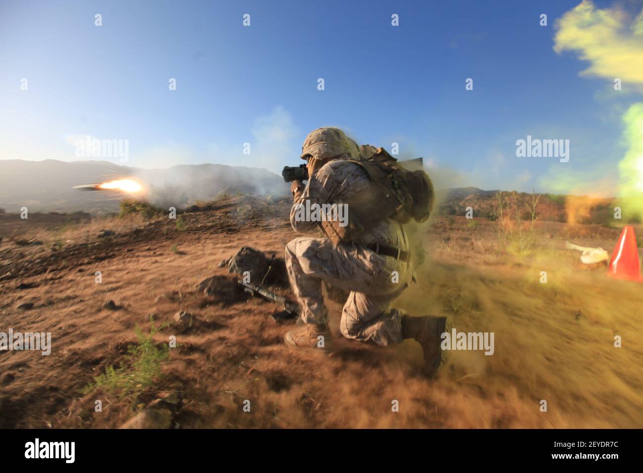 Marines mit 2. Tank Battalion, 2. Marine-Division, eine live-Feuer-Übung in  einem Tank Platoon Gunnery für die Qualifikation in Camp Lejeune, North  Carolina, 23. Februar 2016 durchgeführt. 2. Tanks vorgesehen direktes Feuer  auf