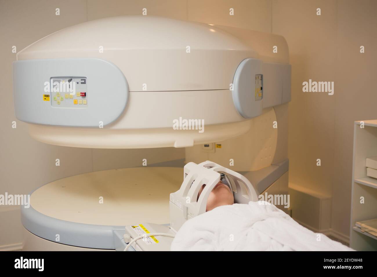 Patient wird gescannt und auf einer Computertomographie diagnostiziert Stockfoto