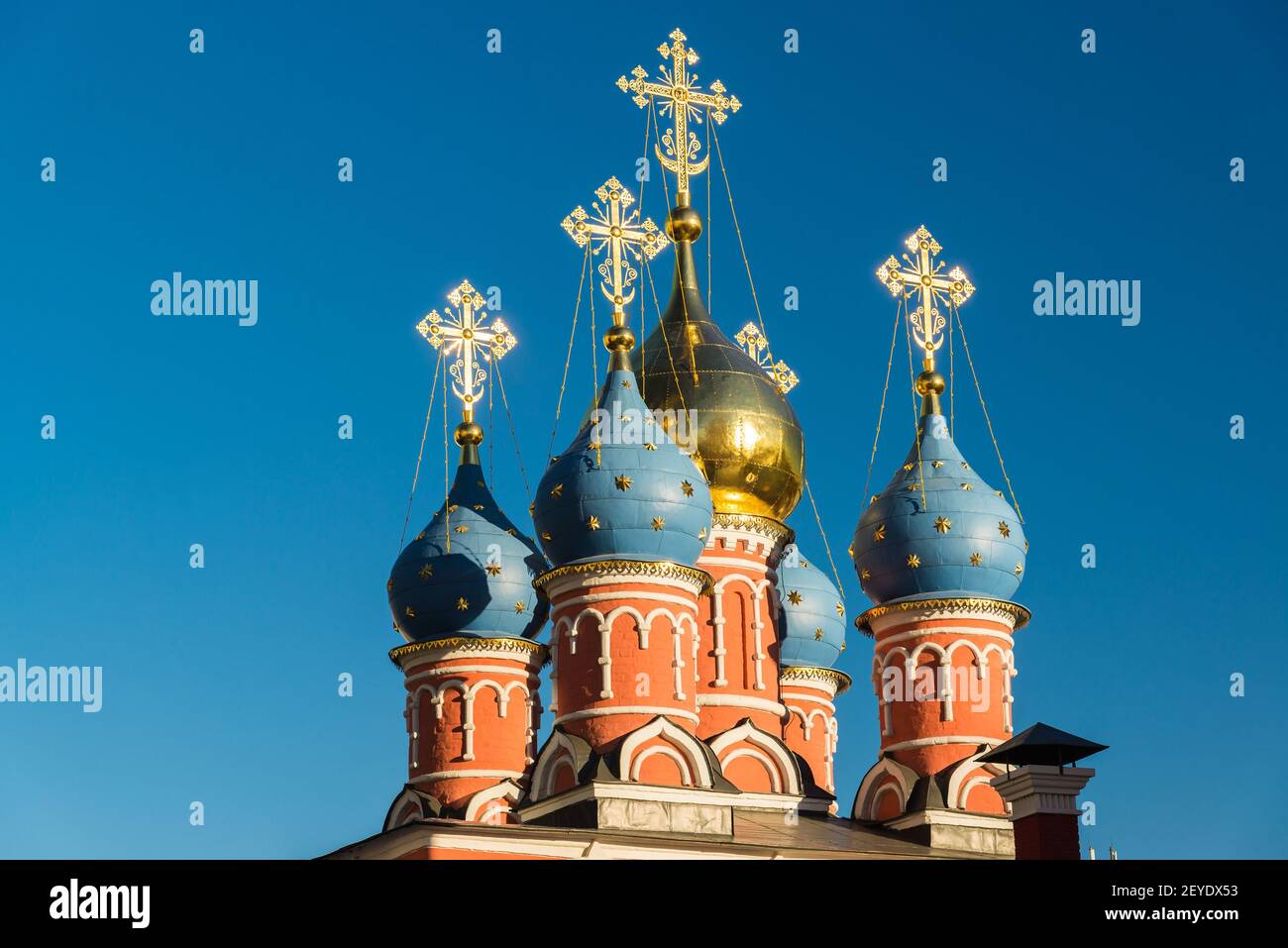 Moskauer Straße Varvarka. St.-Georg-Kirche der siegreichen auf Pskow Hügel mit Glockenturm 1658. Russland Stockfoto