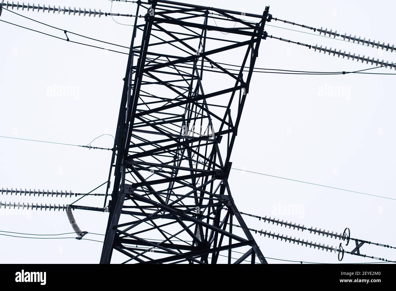 Türme von Hochspannungsdrähten. Ansicht von unten. Stockfoto