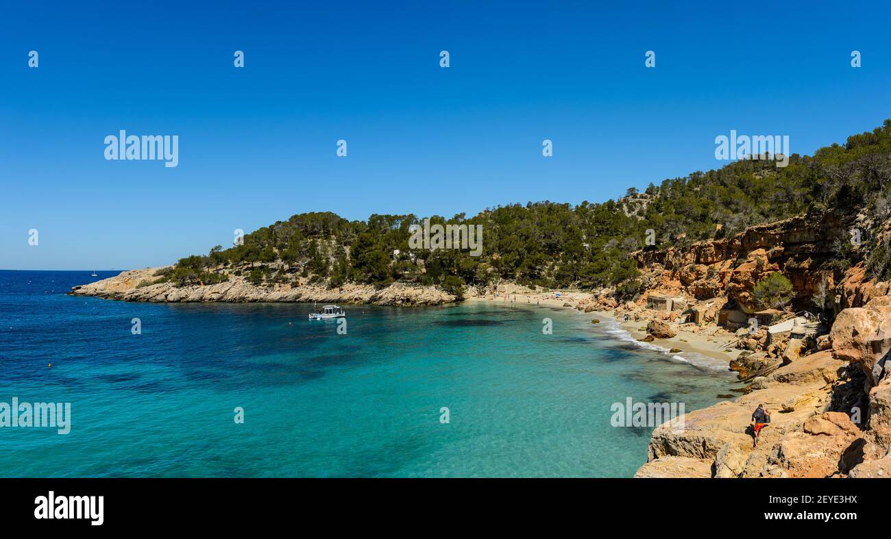 Ibiza, Spanien - 2 de Mayo 2016: Cala Salada y Cala Saladeta dos playas del municipio de San Antonio en isla d Ibiza. Con poca construcion alredodor Sohn Stockfoto