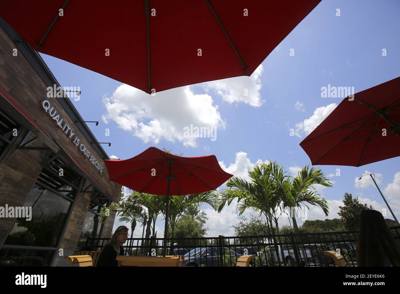 Wendy's am Millenia Boulevard in Orlando, Florida, verändert seine Atmosphäre. Das Äußere erinnert an eine Bistro-Umgebung, 18. Juni 2013. (Foto von Gary W. Green/Orlando Sentinel/MCT/Sipa USA) Stockfoto