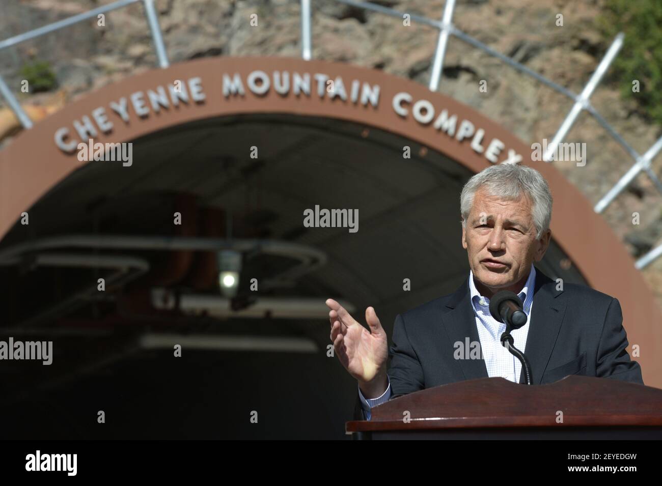 Verteidigungsminister Chuck Hagel spricht vor dem Eingang der Cheyenne Mountain Air Force Station die lokale Presse an, als er USNORTHCOM in Colorado Springs, Col., 28. Juni 2013 besucht. (Foto von Glenn Fawcett/DoD/Sipa USA) Stockfoto