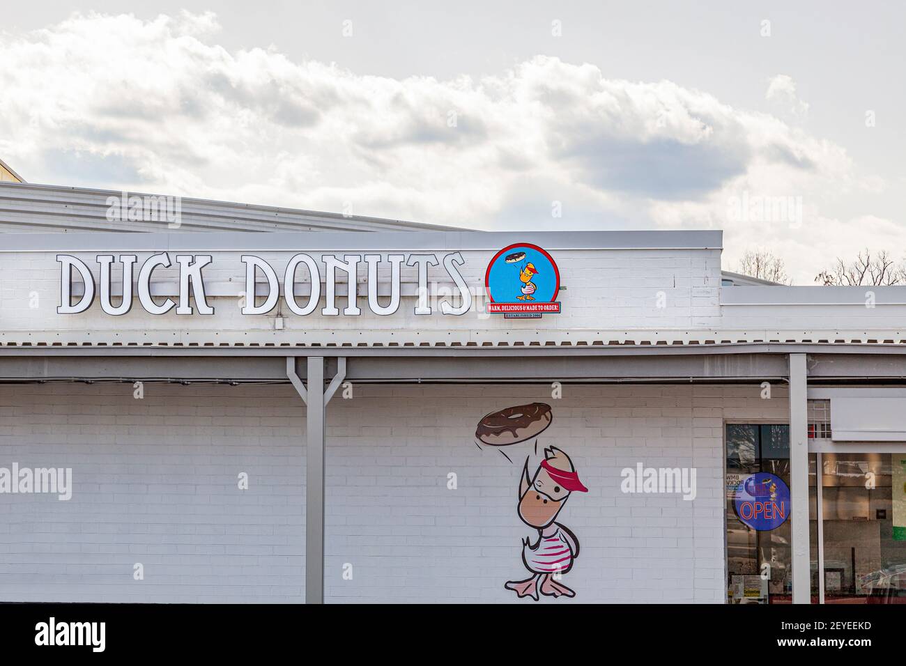 Rockville, MD, USA 03-04-2021: Außerhalb einer Niederlassung von Duck Donuts, einem berühmten Donut-Shop, der für seine reiche Auswahl an frisch zubereiteten Donuts bekannt ist Stockfoto