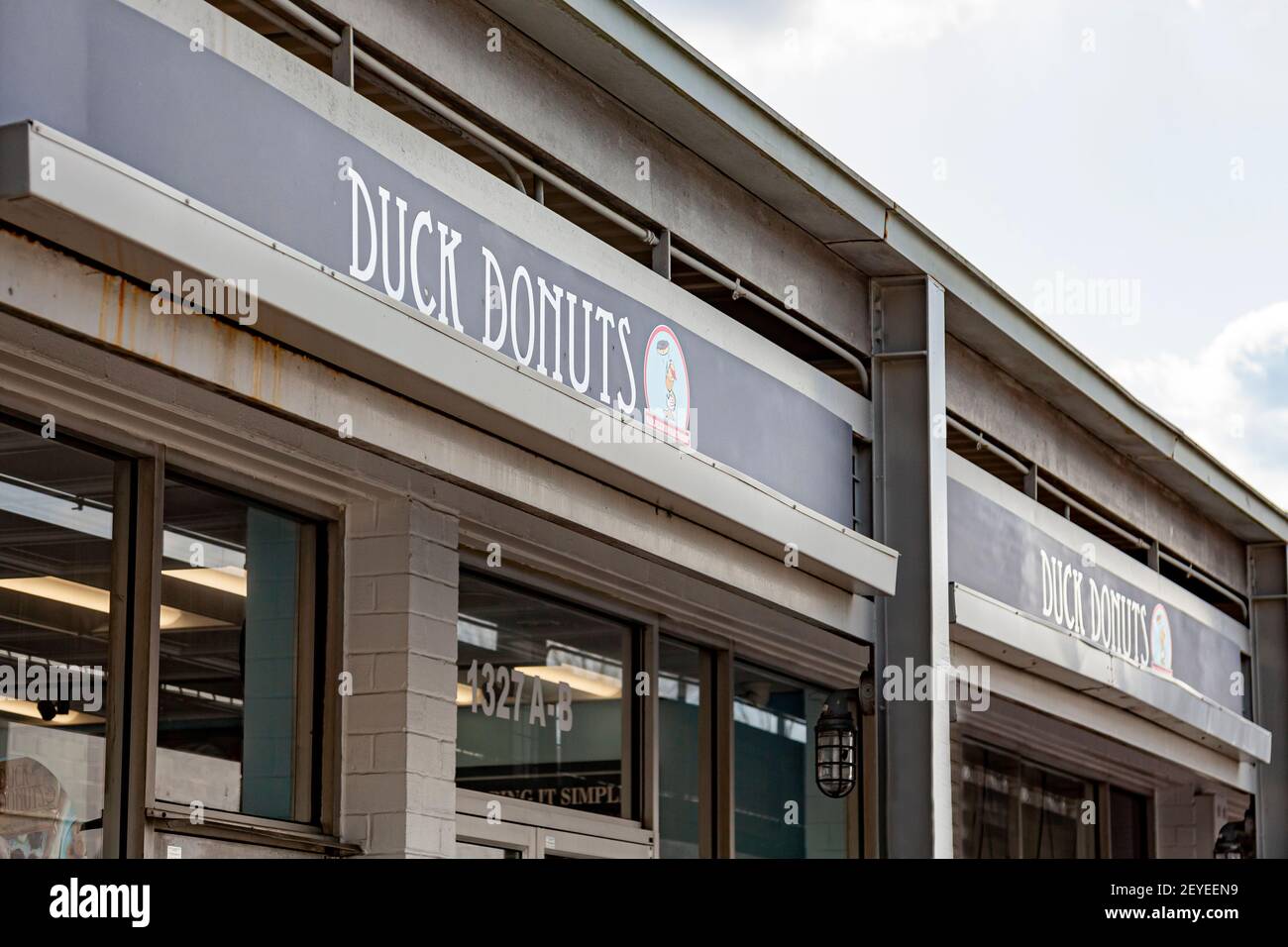 Rockville, MD, USA 03-04-2021: Außerhalb einer Niederlassung von Duck Donuts, einem berühmten Donut-Shop, der für seine reiche Auswahl an frisch zubereiteten Donuts bekannt ist Stockfoto