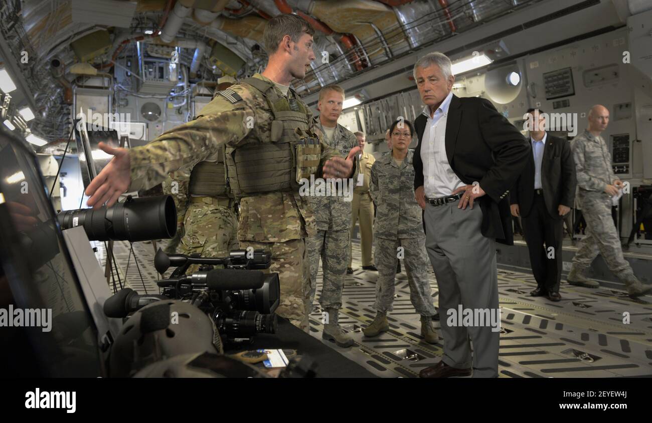 Verteidigungsminister Chuck Hagel spricht mit einem Mitglied des Kampfkamerageschwaders 1st, während er während eines Besuchs auf der Charleston Air Force Base in Charleston, S.C., am 17. Juli 2013 ein C-17 Flugzeug besucht. (Foto von Glenn Fawcett/DoD/Sipa USA) Stockfoto