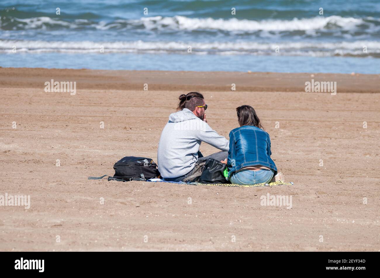 Liebespaar am Strand, Ebro Delta, Katalonien, Spanien Stockfoto