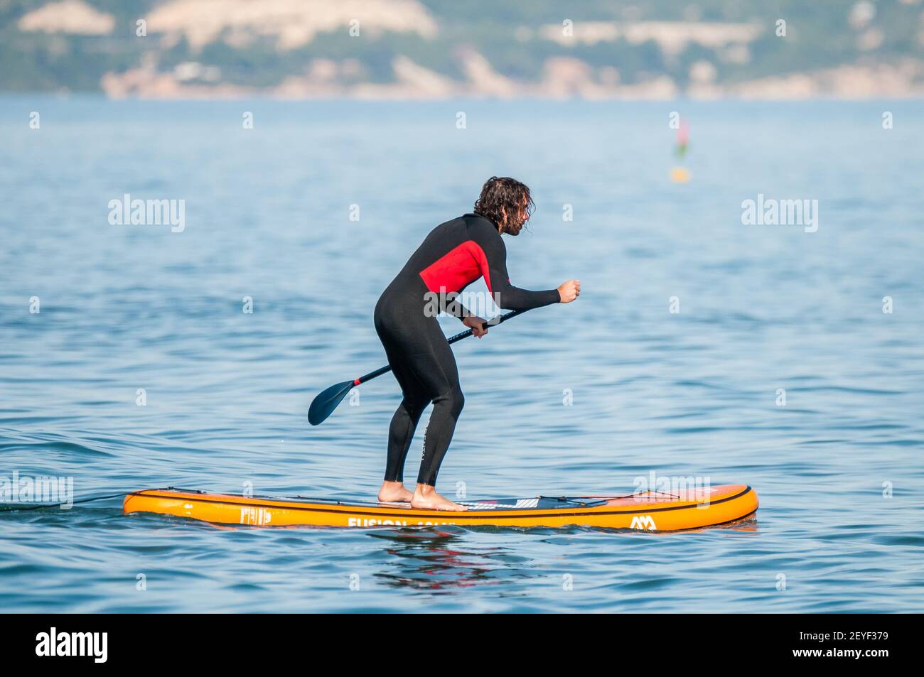 Mann beim Stand-up Paddleboarding, Ebro Delta, Katalonien, Spanien Stockfoto