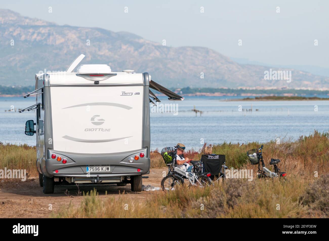 Camper am Strand, Ebro Delta, Tarragona, Katalonien, Spanien Stockfoto