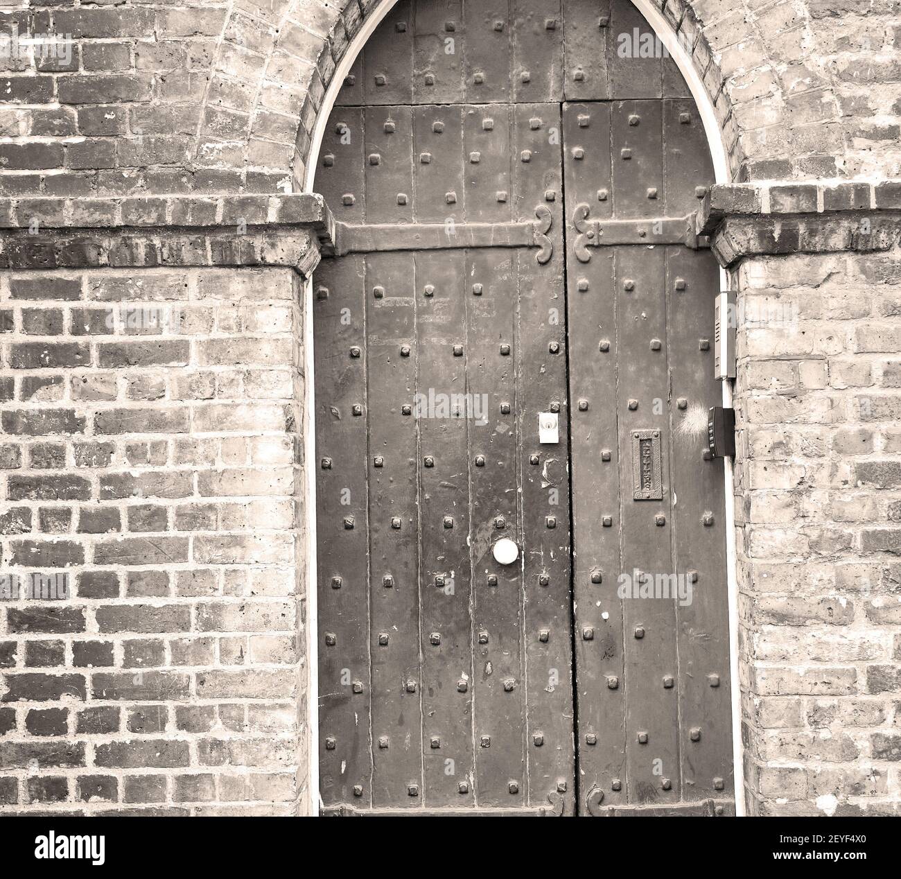 holzparlament in london alte Kirchentür und Marmor antik Wand Stockfoto