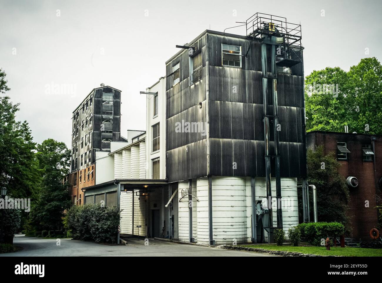 Lynchburg, Tennessee, USA - Juli 31 2009: Grain Mill Building in der Jack Daniels Distillery für die Herstellung von Whiskey. Stockfoto