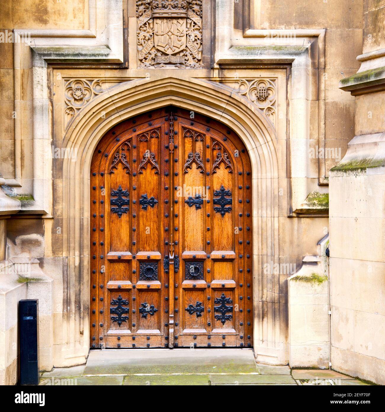 Parlament in london alte Kirchentür und antike Marmorwand Stockfoto