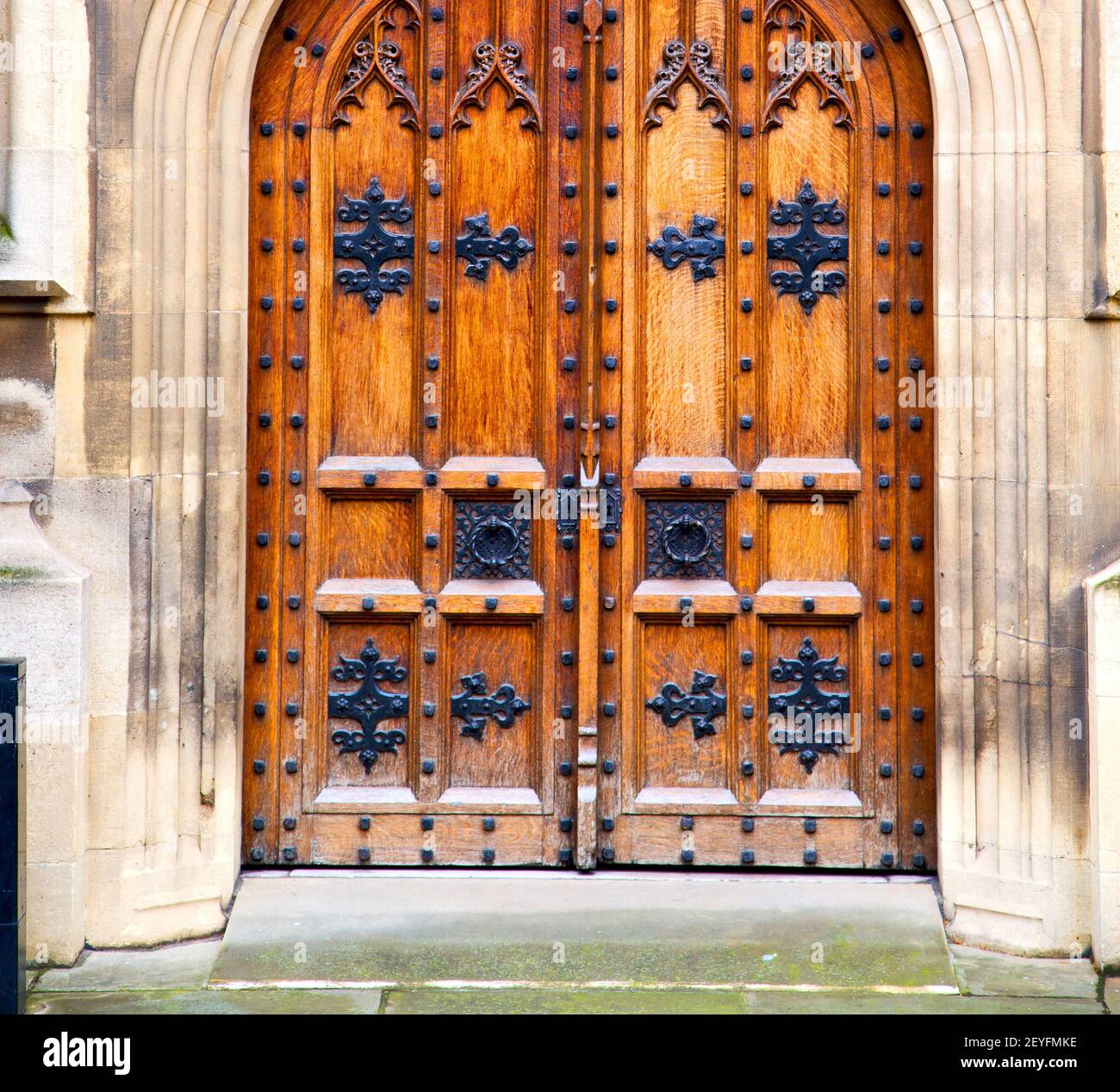 Parlament in london alte Kirchentür und antike Marmorwand Stockfoto