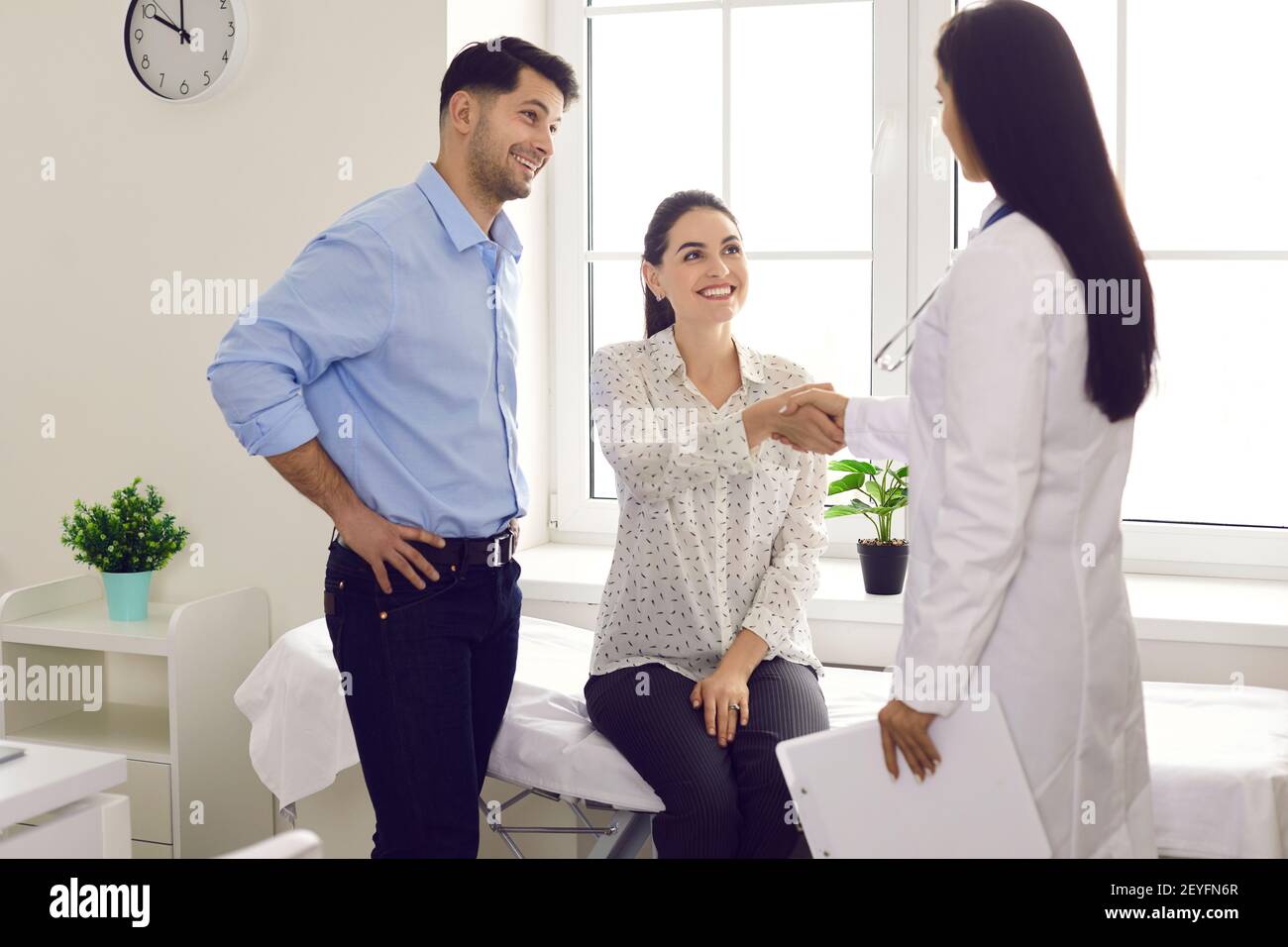 Glückliche junge Patienten danken ihrem Hausarzt für gute Beratung Und medizinische Hilfe Stockfoto