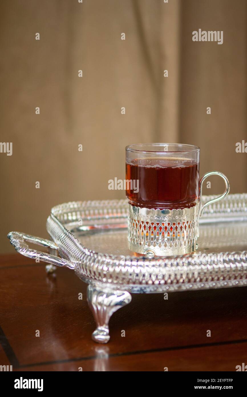 Tasse Tee über silbernem Tablett Stockfoto