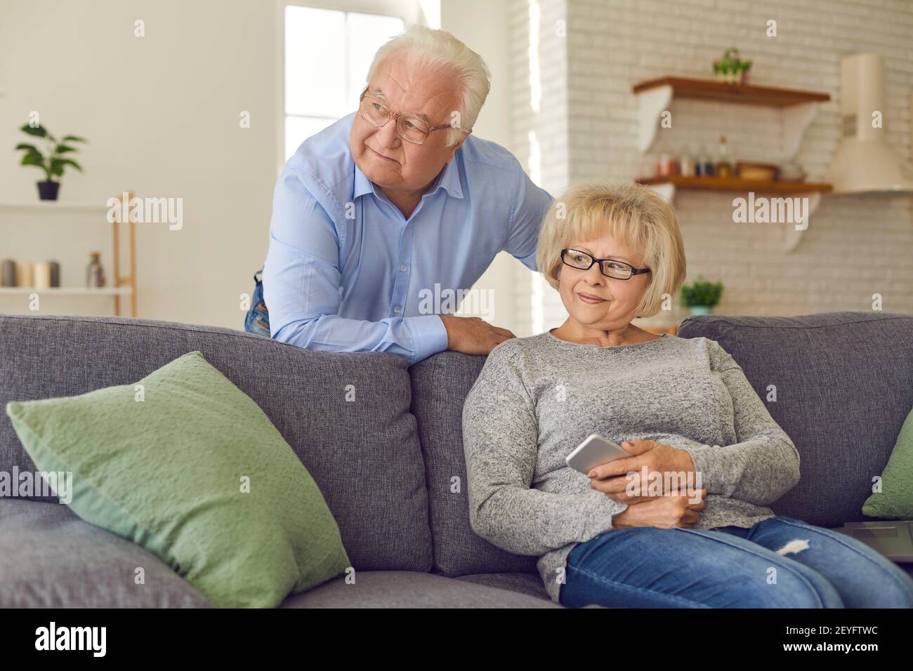 Glücklicher älterer Mann und Frau, die zu Hause bleiben und genießen Ihre Freizeit zusammen Stockfoto