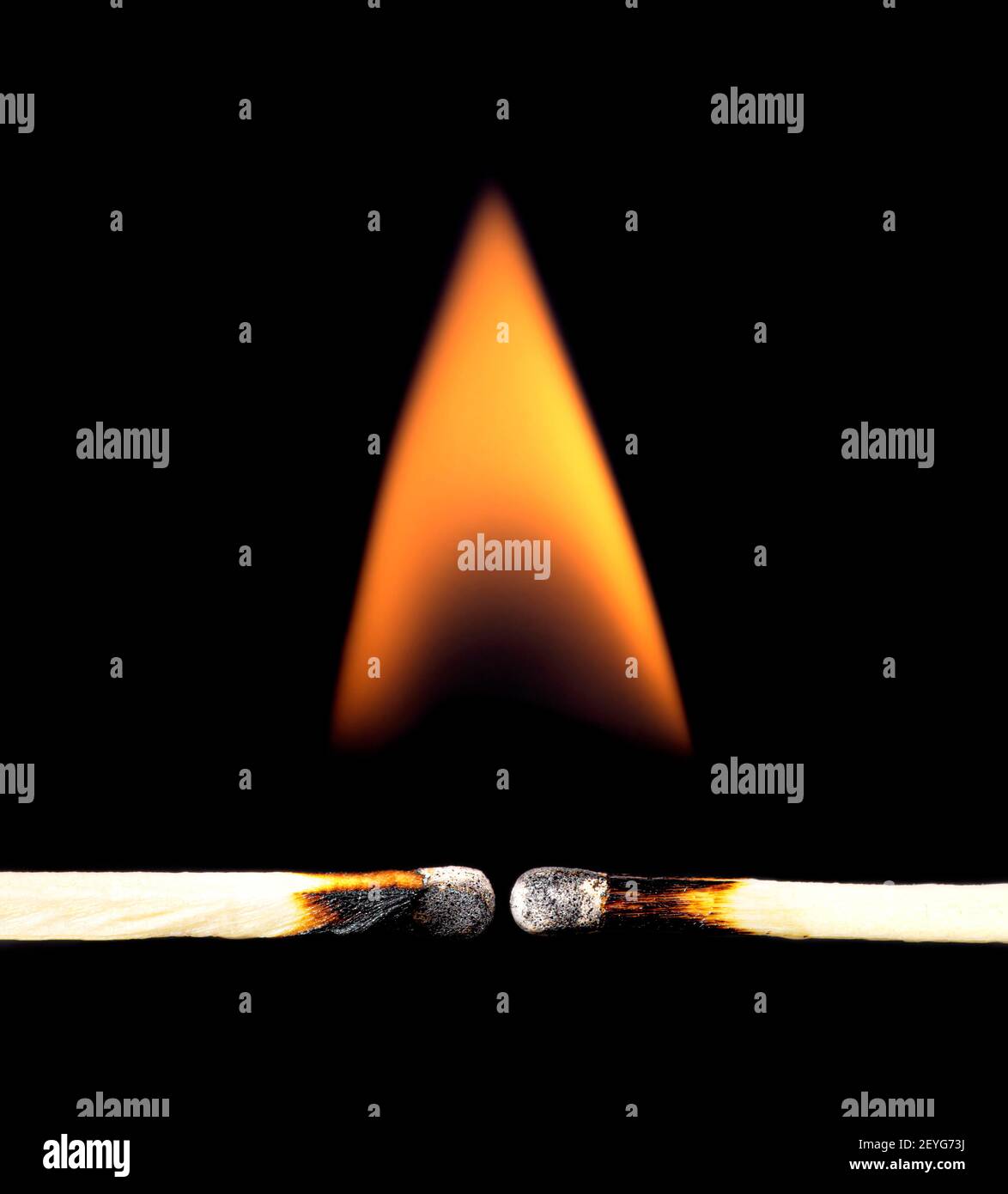 Nahaufnahme von zwei brennenden Streichhölzchen auf schwarzem Hintergrund. Stockfoto