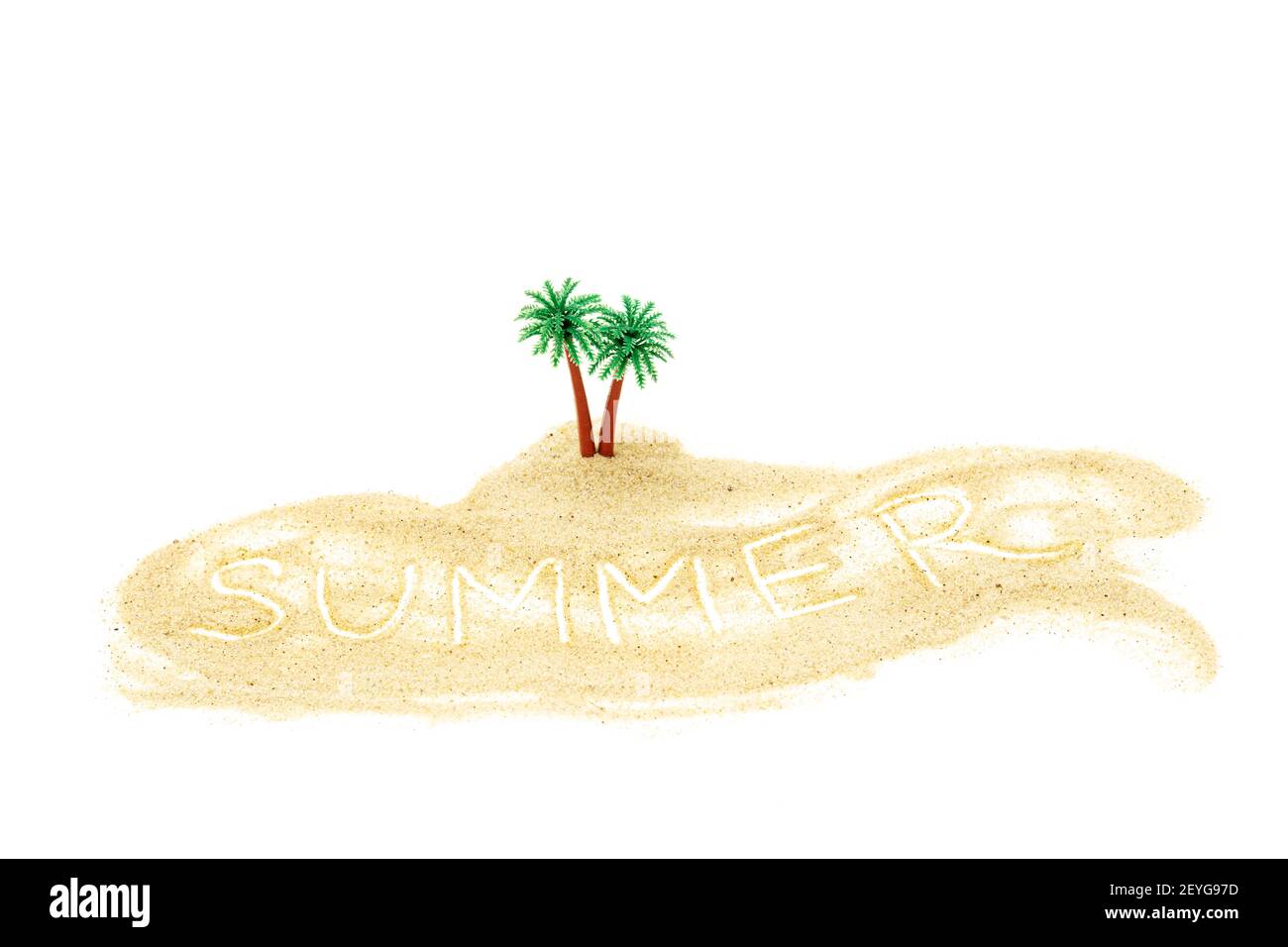 Miniatur Spielzeug tropische Insel mit Palmen isoliert auf weiß. Text SOMMER ist in den Sand geschrieben. Kreatives Urlaubskonzept. Stockfoto